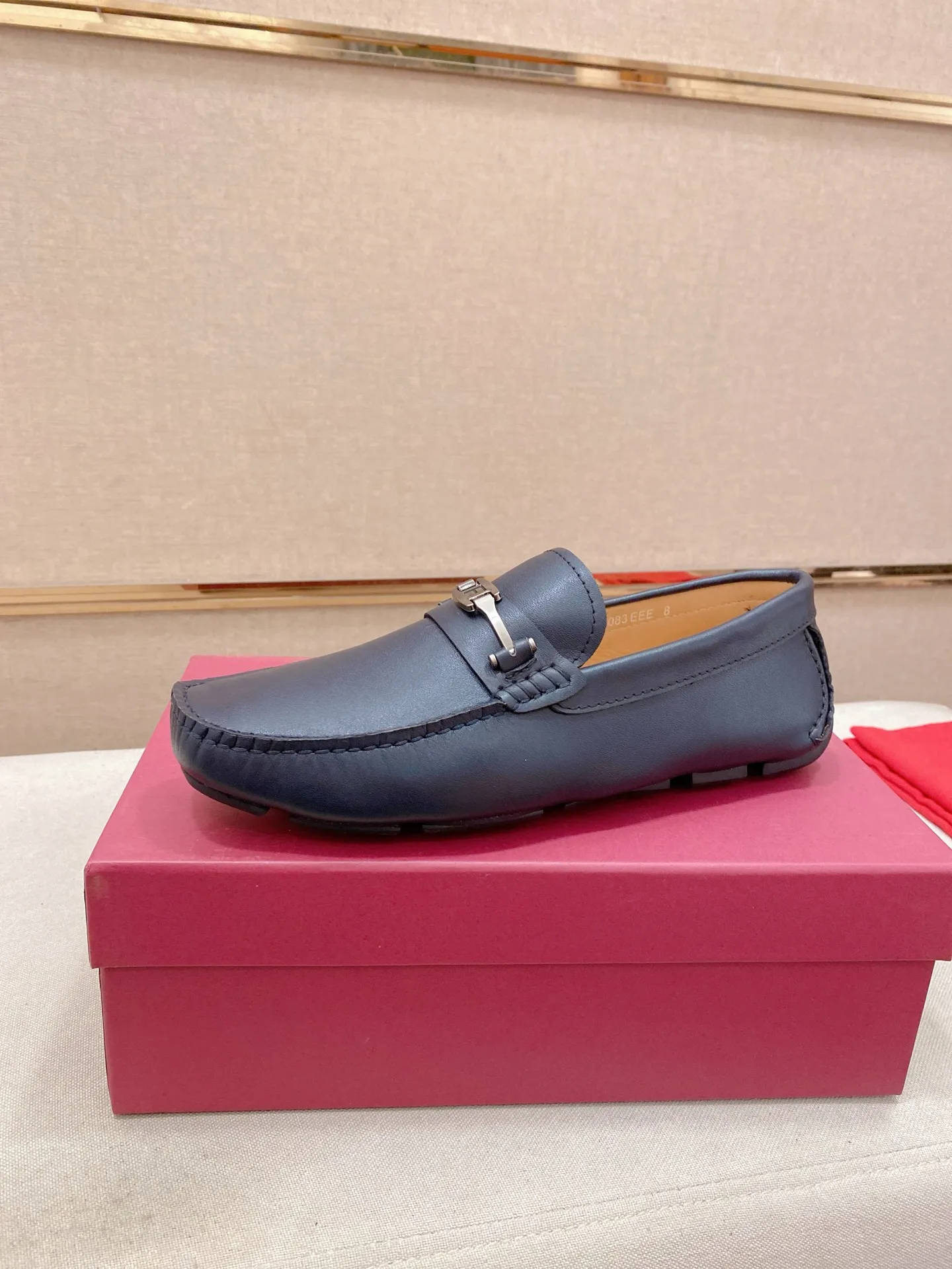 Factory price: 540💰High-end quality! Ferragamo🆕🆕Exclusive hot-selling products in stock🔥🔥New products on the shelves, high-quality Ferragamo men's pea shoes, high-end casual driving shoes, with complete packaging! 💪 💪 Material: imported first-layer cowhide 🐂 + imported high-quality water-dyed cowhide lining + wear-resistant outsole 👍🏻👍🏻 Features: high-end and comfortable, purely handmade 🚀 🚀 Create the perfect shoe that suits you best 🔥 🔥 Size: (38-44) 45 standard size can be customized!